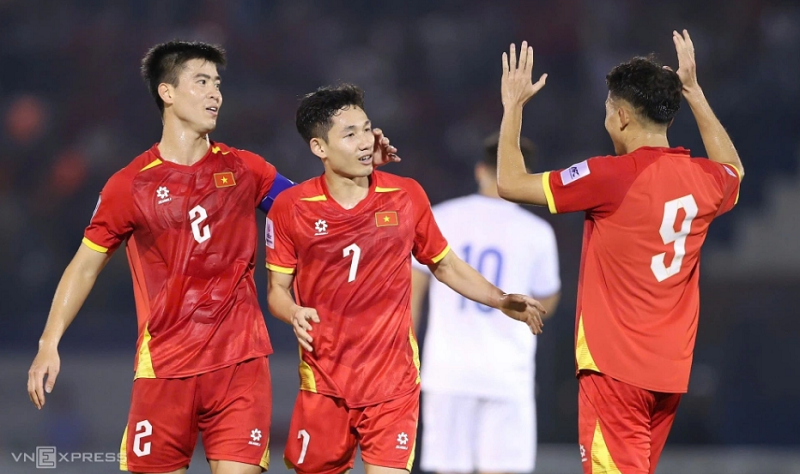 thang-2-tran-lien-tiep-dt-viet-nam-dai-nhay-vot-tren-bxh